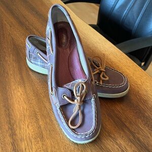 Women’s sperry boat shoe.